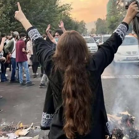 Іранські силовики стріляють протестувальницям в обличчя, груди та геніталії