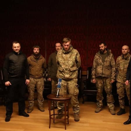 Офіс Президента постійно підтримує контакт зі звільненими з російського полону командирами полку «Азов»
