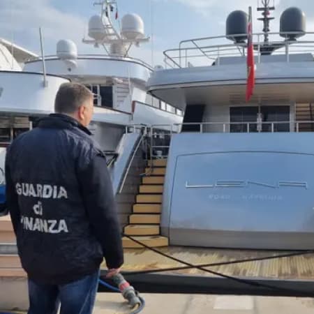 Затримана яхта російського мільярдера зникла з порту в Італії
