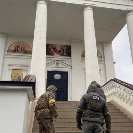 СБУ виявила незареєстровану зброю та пропагандистські російські матеріали на об'єктах УПЦ (МП) у Київській та Херсонській областях