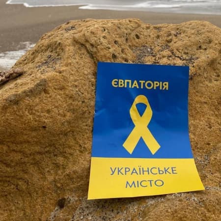 In the cities of temporarily occupied Crimea, activists of the "Yellow Ribbon" movement distribute leaflets "We are Ukraine!"