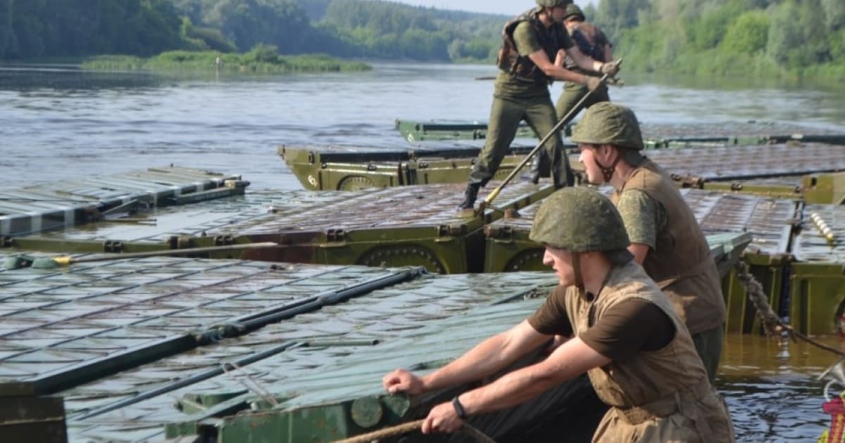 Білоруські військові тренуються будувати мостові переправи