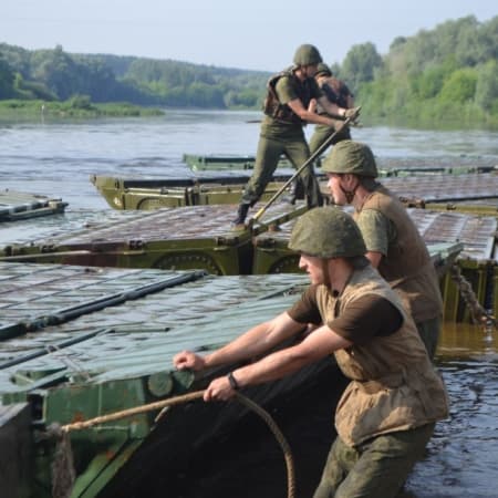 Belarusian military trains to build bridge crossings