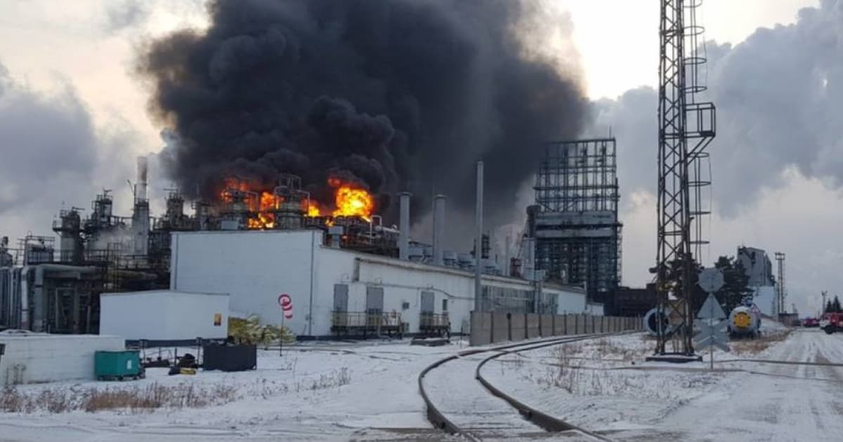 У російському Ангарську спалахнула пожежа на нафтопереробному підприємстві