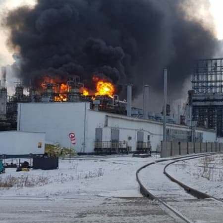 У російському Ангарську спалахнула пожежа на нафтопереробному підприємстві