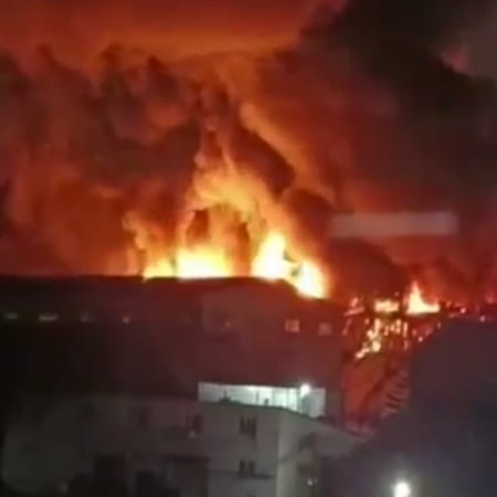 У російському Владивостоці виникла пожежа на складах