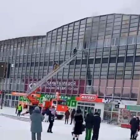 У російському Снєжинську Чєлябєнської області спалахнула пожежа у торговельному центрі «Універмаг»