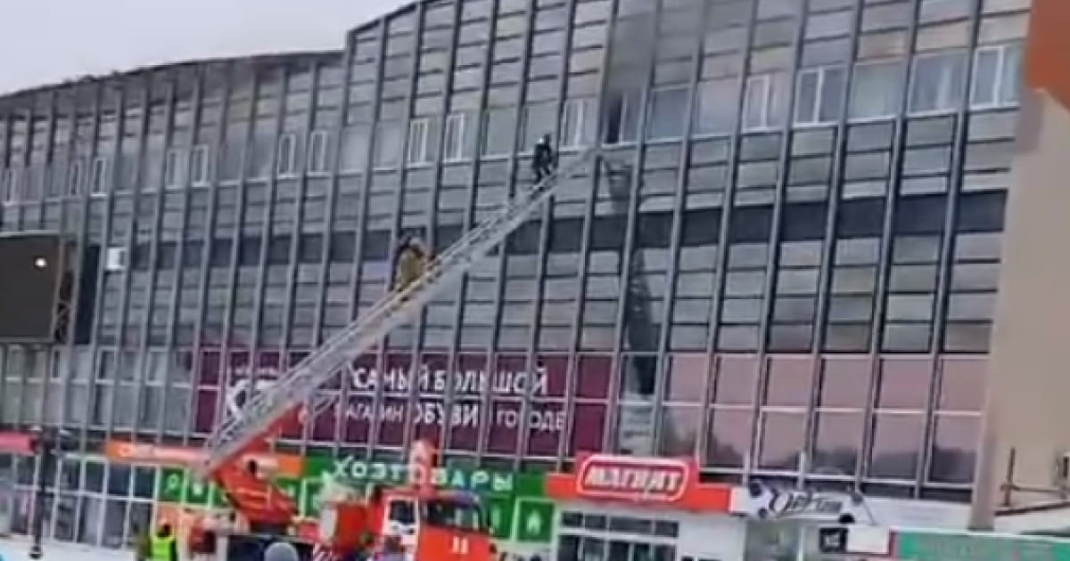 У російському Снєжинську Чєлябєнської області спалахнула пожежа у торговельному центрі «Універмаг»