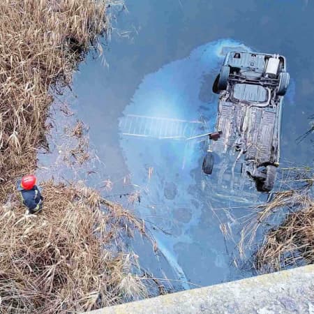 У Первомайському районі Миколаївщини з мосту впала автівка