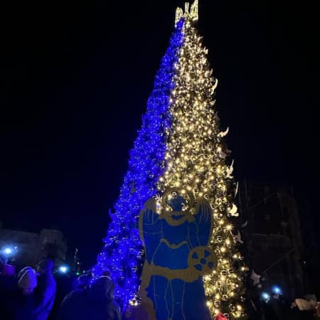 19 грудня у Києві засвітили ялинку