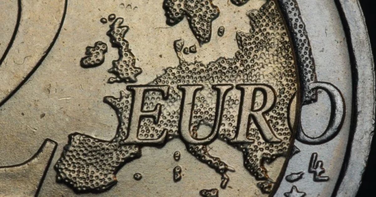 Євро вперше за останні 20 років коштує менше за долар
