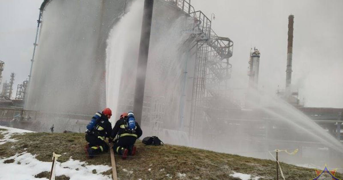 У Білорусі виникла пожежа на нафтопереробному заводі, який перебуває під санкціями України та ЄС