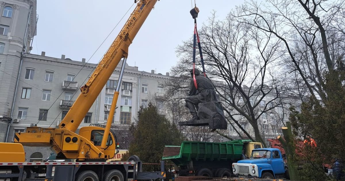 У Дніпрі демонтували пам'ятники Максіму Горькому та Валєрію Чкалову