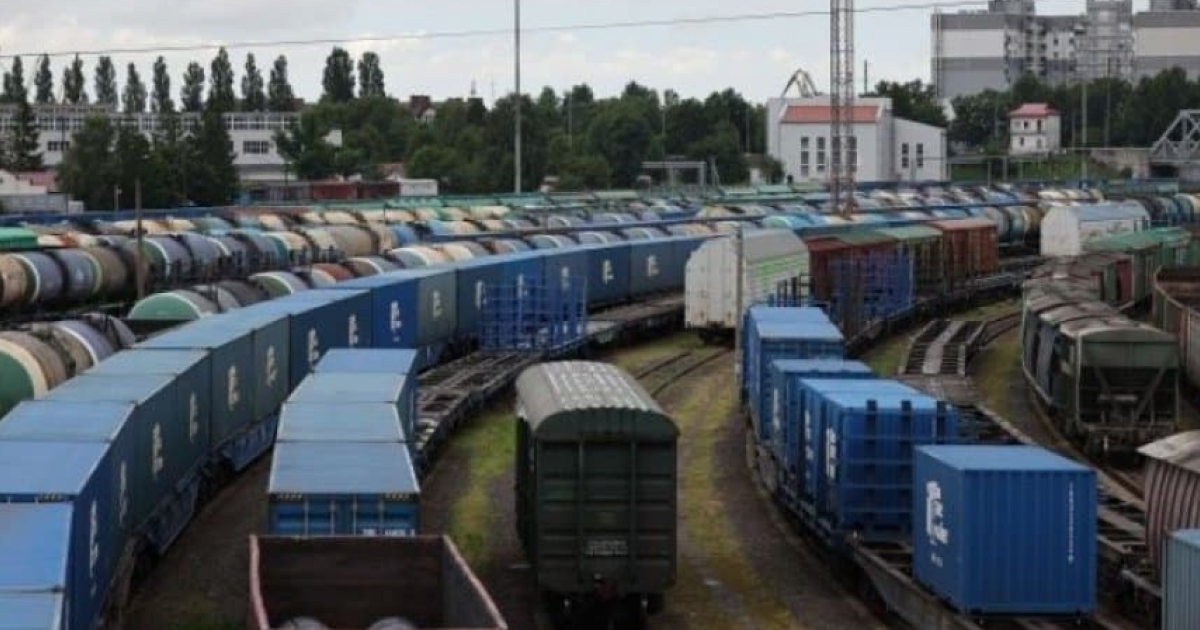 The EU reglamentation states that sanctioned goods transiting from Russia are not prohibited if they’re moving by rail