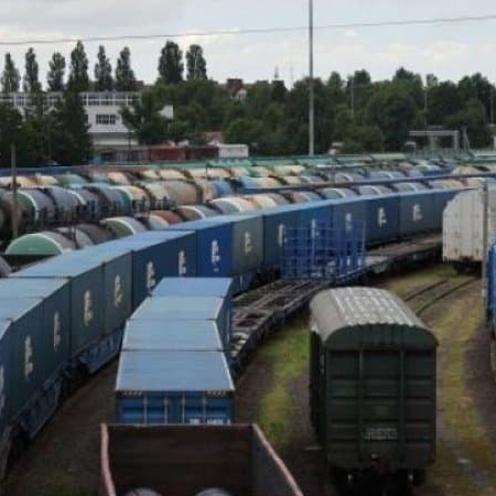 The EU reglamentation states that sanctioned goods transiting from Russia are not prohibited if they’re moving by rail