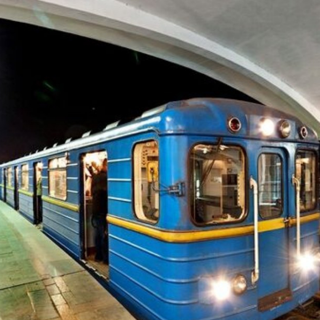 У Києві на коліях відкритої ділянки «червоної» лінії метро виявили предмети, схожі на уламки ракети