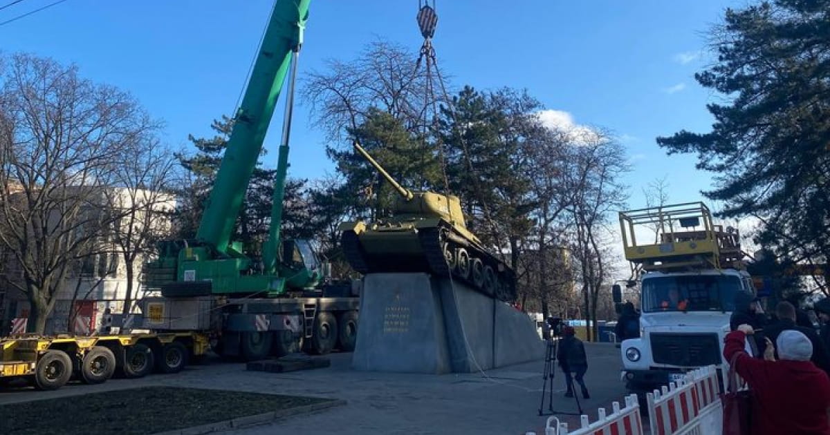 У Дніпрі демонтували радянський пам’ятник Юхимові Пушкіну, також відомий як «Танк»