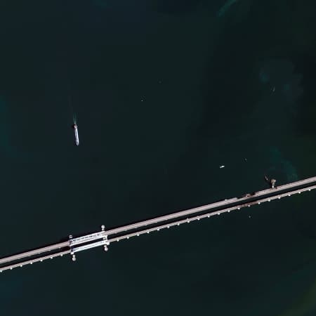 На нових супутникових фото Кримського мосту досі видно пошкодження