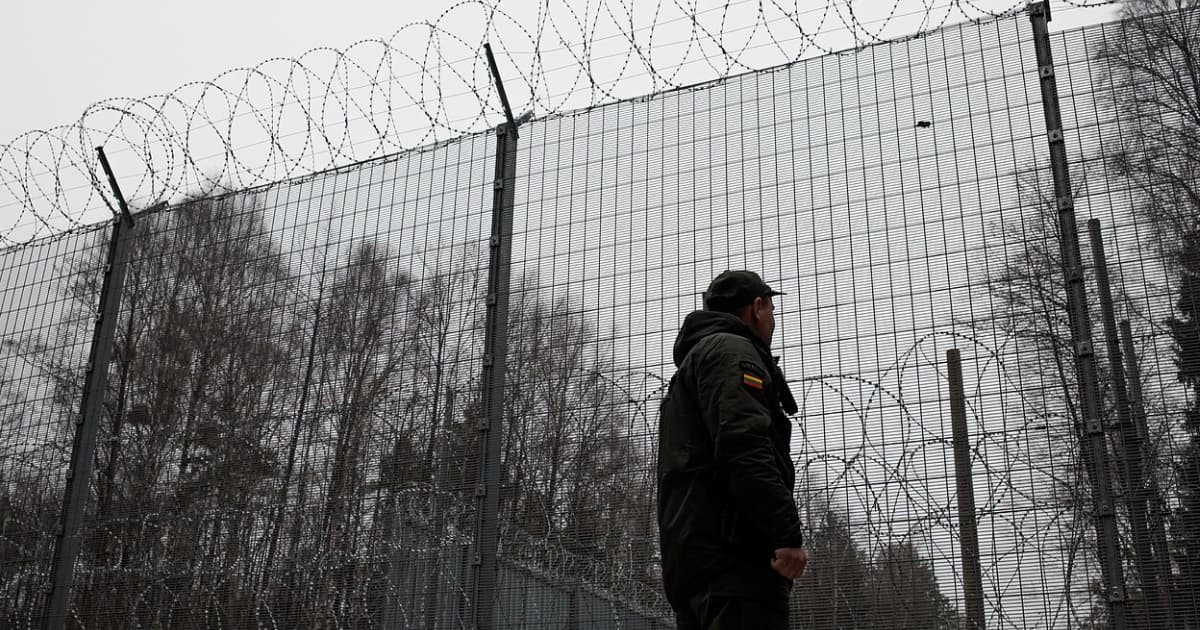Lithuanian border guards ask Belarusian citizens whose Crimea is and how they feel about Russia's actions