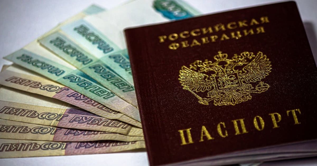 Міграційна служба України прийняла рішення про видворення росіянина, який розмалював свій паспорт РФ нецензурною лексикою проти Путіна
