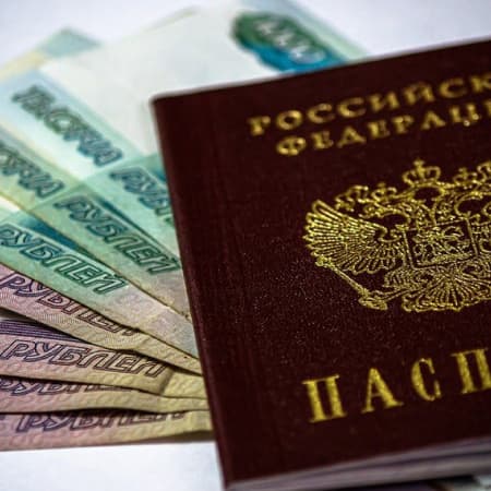 Міграційна служба України прийняла рішення про видворення росіянина, який розмалював свій паспорт РФ нецензурною лексикою проти Путіна
