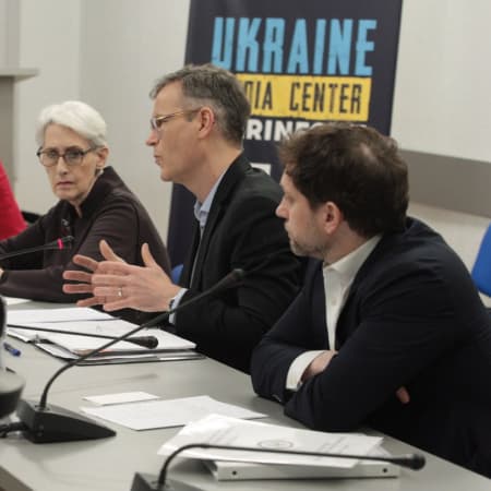 США визнає потребу України бити далі за лінію фронту