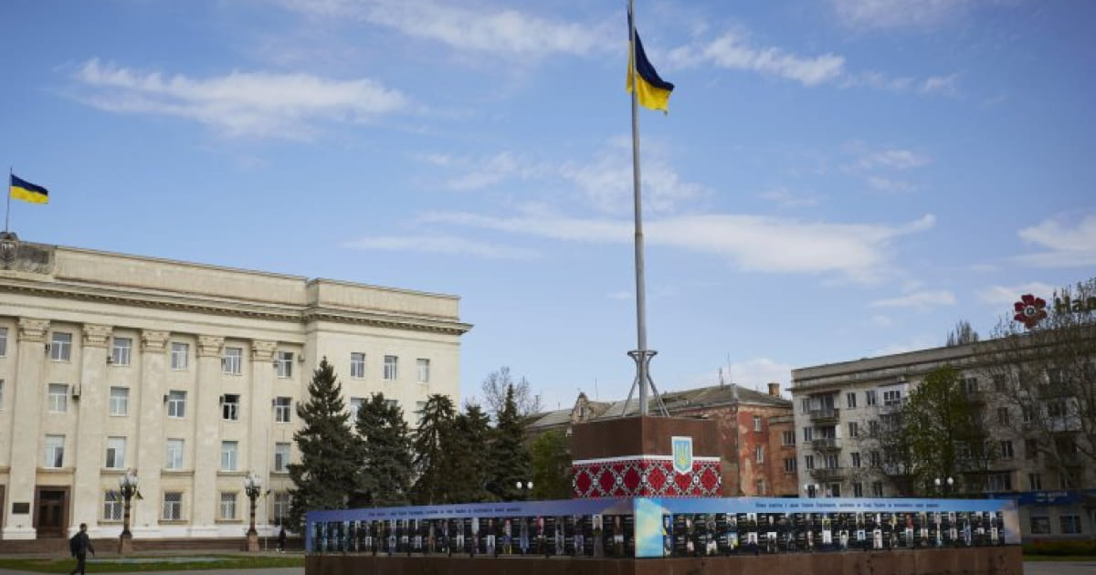 Росіяни руйнують пам’ятник Героям Небесної Сотні в Херсоні