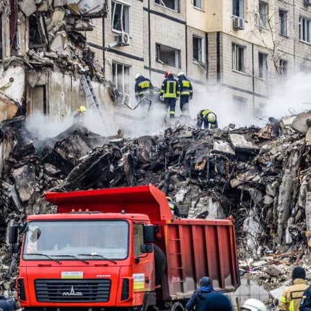 11 людей залишаються зниклими безвісти внаслідок ракетного удару по будинку у Дніпрі