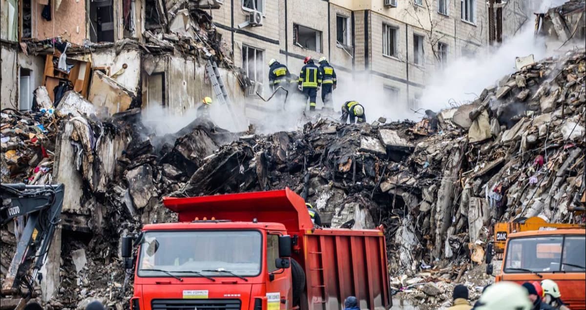 11 людей залишаються зниклими безвісти внаслідок ракетного удару по будинку у Дніпрі