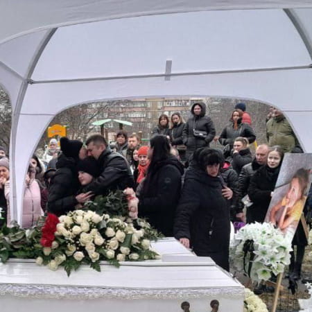 21 січня у Броварах попрощалися із 5-річною Міланою Пономаренко та її мамою Оленою, які загинули 18 січня під час авіакатастрофи гелікоптера