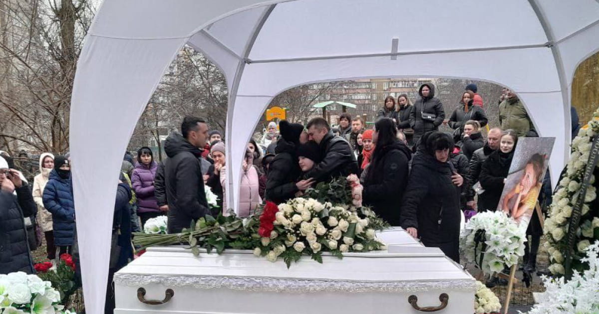 21 січня у Броварах попрощалися із 5-річною Міланою Пономаренко та її мамою Оленою, які загинули 18 січня під час авіакатастрофи гелікоптера