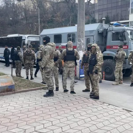 Число затриманих активістів під так званим «Київським районним судом» у Сімферополі зросло до 34 осіб