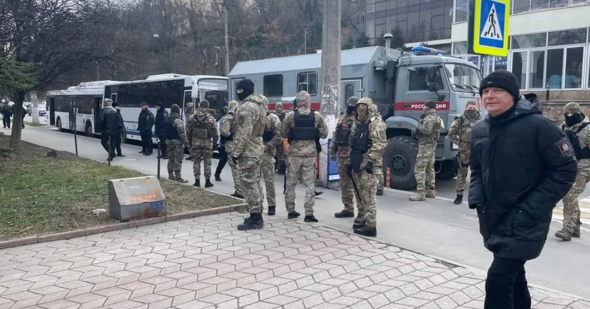 Число затриманих активістів під так званим «Київським районним судом» у Сімферополі зросло до 34 осіб