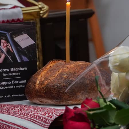 У Києві провели церемонію прощання із загиблим британським волонтером Ендрю Бегшо, який загинув під час спроби евакуації населення з Соледара