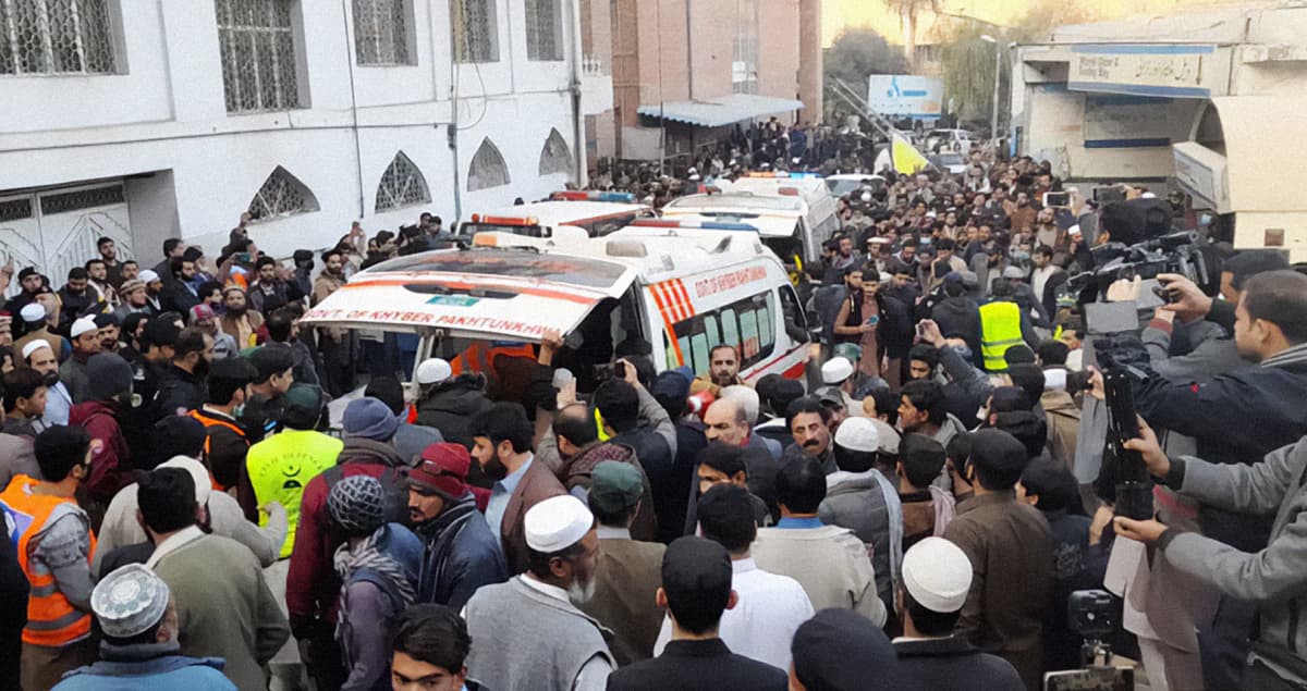 У мечеті в пакистанському місті Пешавар було скоєно теракт, унаслідок якого щонайменше 59 осіб загинули