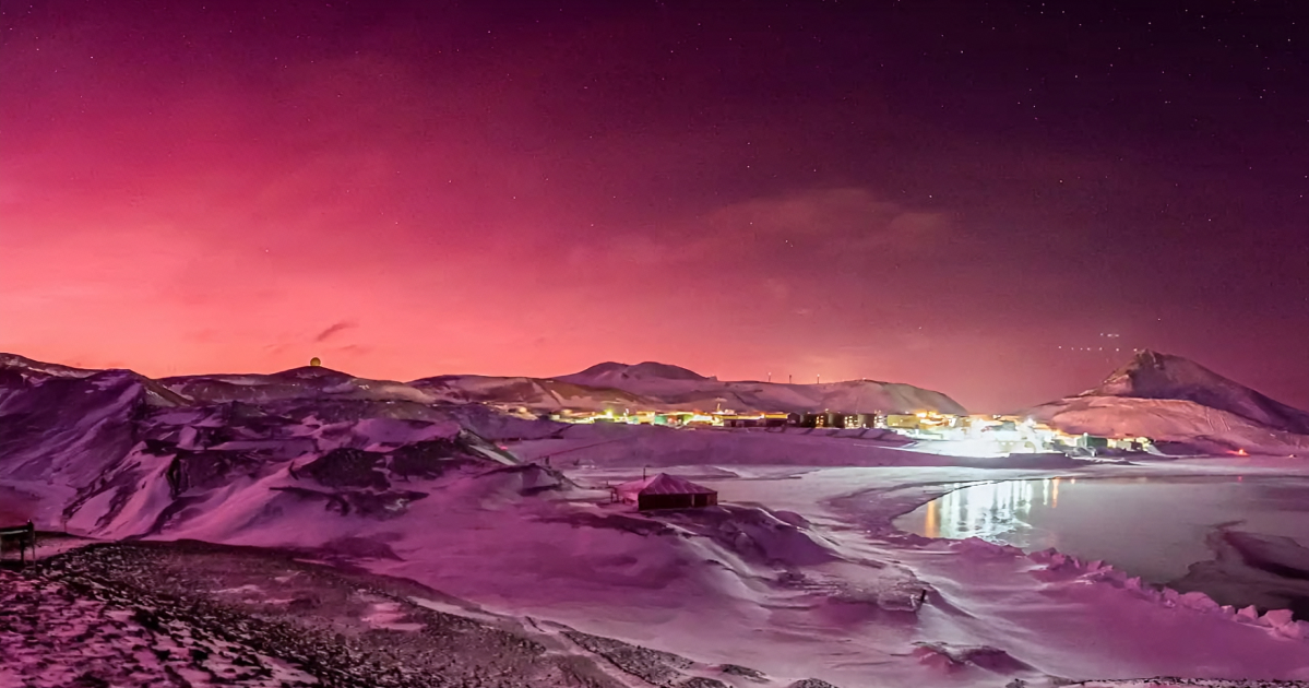 Небо над Антарктидою стало рожево-фіолетовим