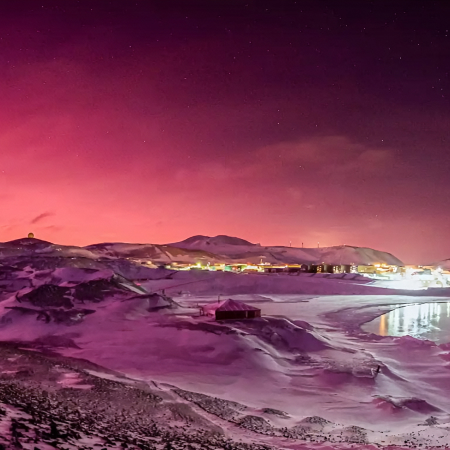 Небо над Антарктидою стало рожево-фіолетовим
