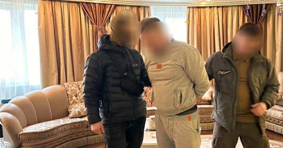 Держбюро розслідувань затримало службовців Чернівецької та Одеської митниць за отримання хабарів
