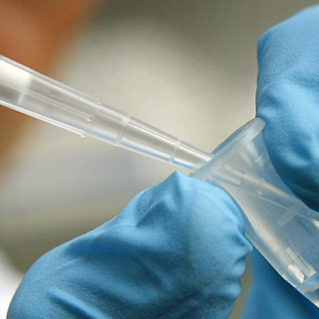 Франція передала Україні мобільну ДНК-лабораторію