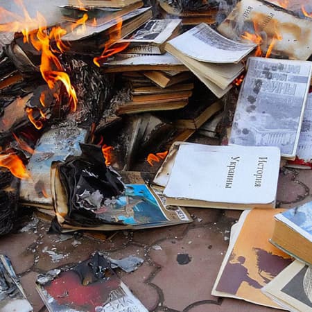 Росіяни вилучають та спалюють українські книги на тимчасово окупованих територіях України