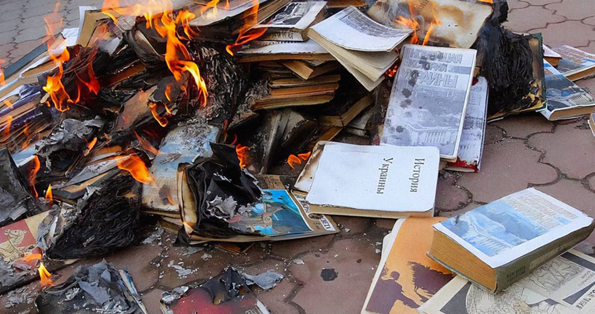 Russians seize and burn Ukrainian books in the temporarily occupied territories of Ukraine