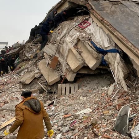 У Туреччині оголосили семиденний траур за загиблими внаслідок землетрусу, відомо про 1651 загиблих
