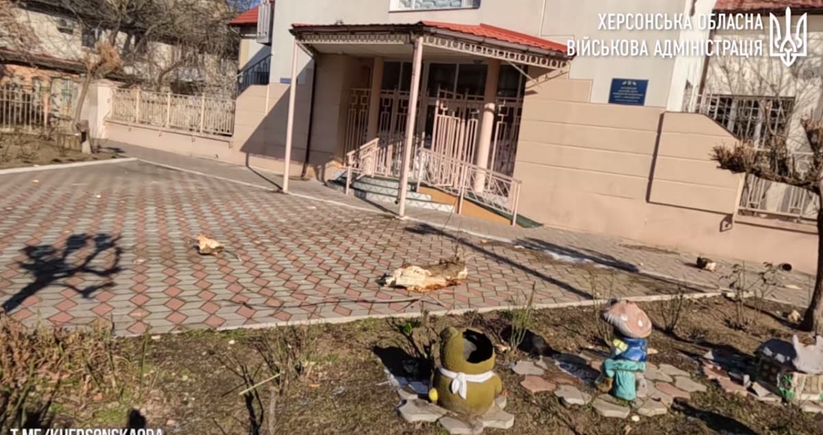 Russians shell Kherson city centre, and one person dies