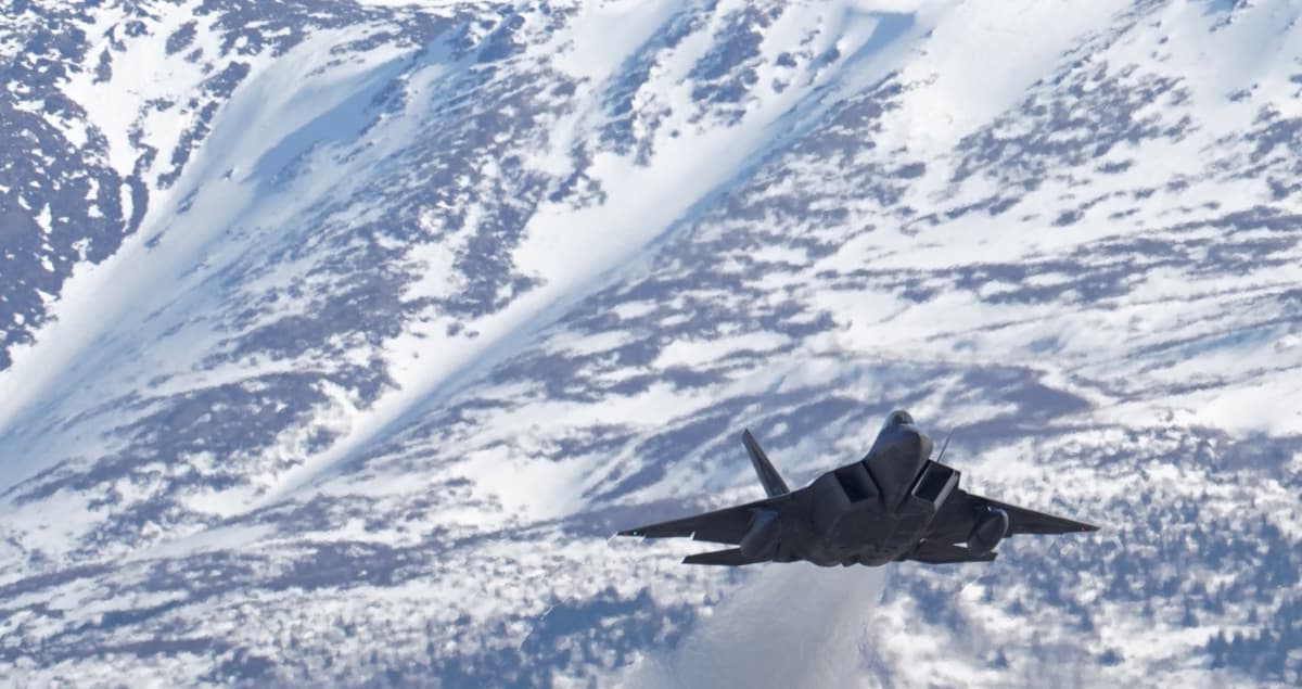 Авіація США збила неідентифікований летючий об'єкт поблизу Аляски