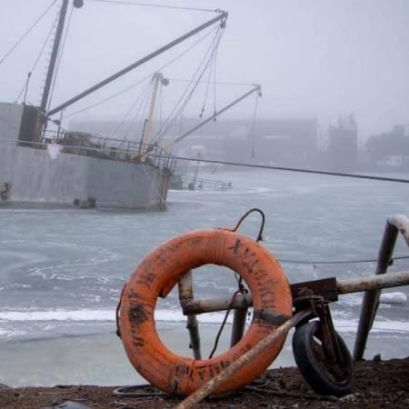 Маріупольська міська рада опублікувала фото майже затонулих кораблів морського порту в місті