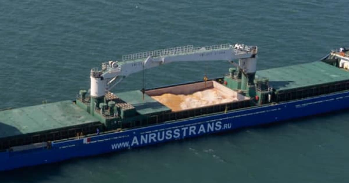 Російське судно «Fedor» перевозить викрадене українське зерно з тимчасово окупованої Керчі до Туреччини