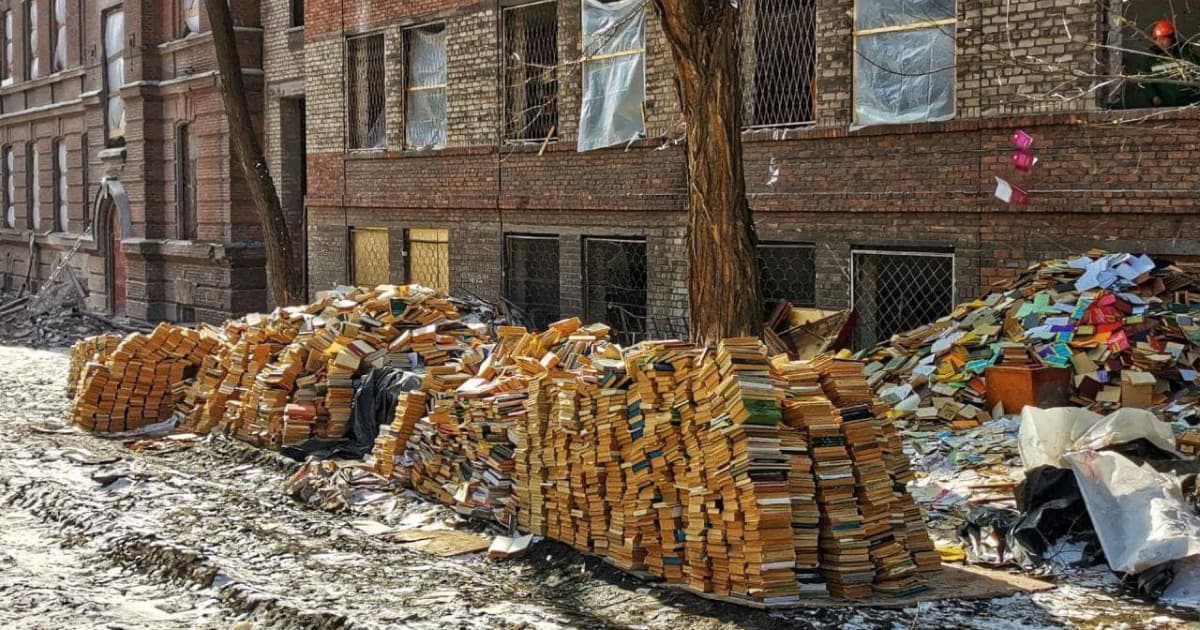 Росіяни викидають книги з бібліотечних фондів Приазовського державного університету Маріуполя — їх збираються утилізувати