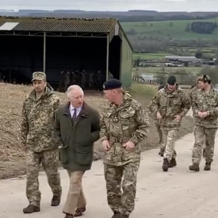 Король Великої Британії Чарльз ІІІ відвідав полігон, де проходять тренування українських військових