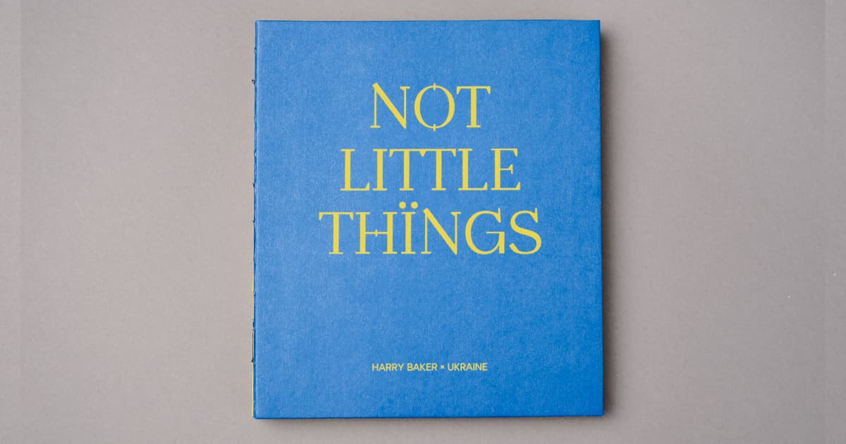 Українські креативники разом із британським поетом Гаррі Бейкером створили книгу-поему про рік українського спротиву «Not Little Things»