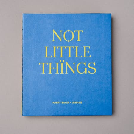 Українські креативники разом із британським поетом Гаррі Бейкером створили книгу-поему про рік українського спротиву «Not Little Things»
